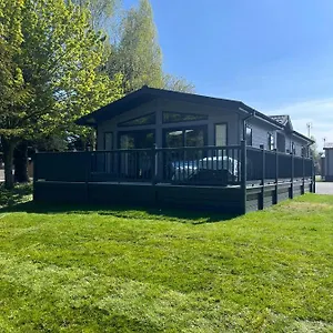 Sunbird With Hot Tub Holiday home