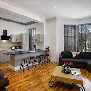 https://apt-no3-garlands.hotelsin-chester.com